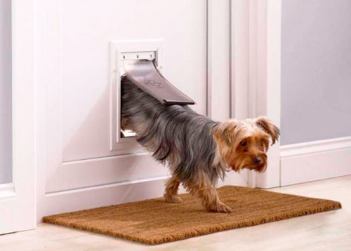 Puerta para mascotas Staywell® con marco de aluminio